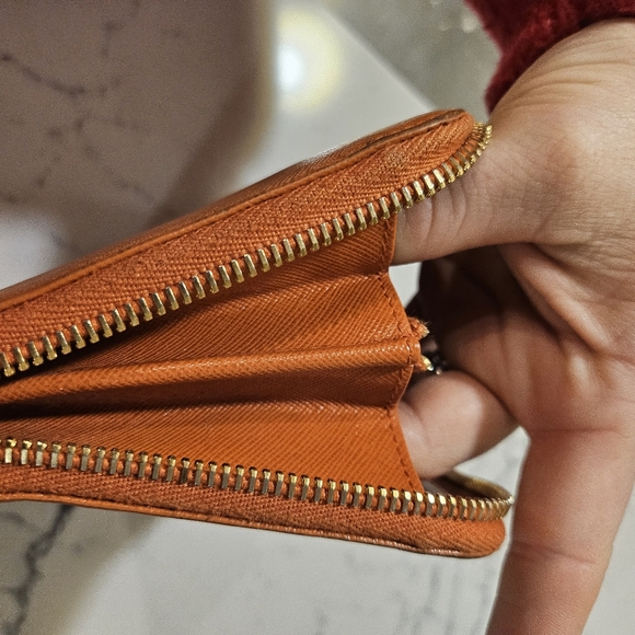 Authentic Prada zip wallet - Picture 9 of 10